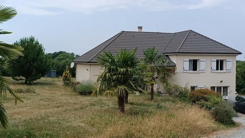 maison récente construite à la campagne avec de beaux volumes