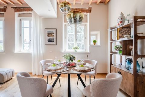 Nestled within the historic walls of Lucca, this beautiful second-floor apartment offers a peaceful Tuscan retreat. Situated along the lively Via Michele Rosi, it overlooks a tranquil garden with lush greenery and a majestic old tree. The renovated t...