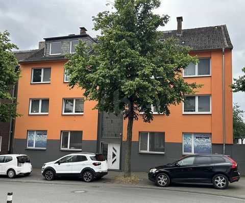 Cet immeuble résidentiel et commercial à Duisbourg offre une opportunité d’investissement unique ! Avec 21 pièces et une surface habitable totale de 668 m² sur une surface de terrain de 2 271 m², cette propriété est idéale pour les investisseurs. Tou...