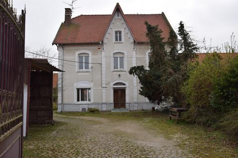 Maison de maître avec nombreux garages et grange.