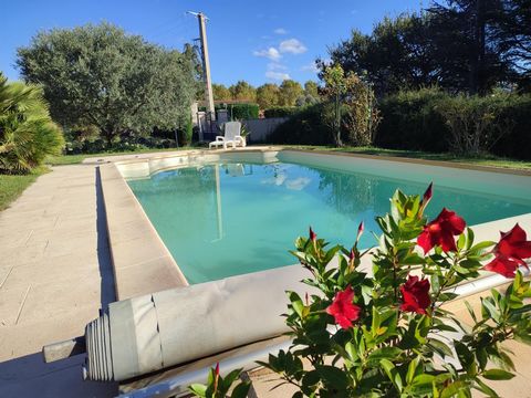 Villa avec piscine, dépendances, et vue Luberon