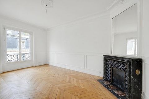 Ikory properties, vous propose, Rue Saint Martin, entre les métros Rambuteau et Réaumur Sébastopol , dans un immeuble datant de 1800 avec gardien et partie commune fraichement rénovée, ce T2 situé au 4ème étage avec ascenseur composé comme suit : Une...