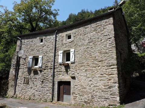 Belle maison en pierre, au bord d’un ruisseau et en pleine quiétude forestière.