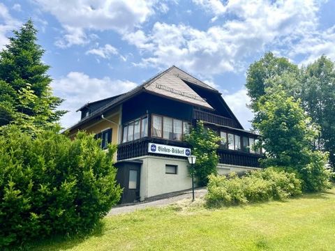 Een plek met perspectief: Jouw kans om je visie te vervullen. Midden in het idyllische heuvellandschap van Trahütten wacht dit veelzijdige landhuis op zijn volgende visionair. Op 358 m² bruikbare oppervlakte biedt het pand alles wat u nodig heeft voo...