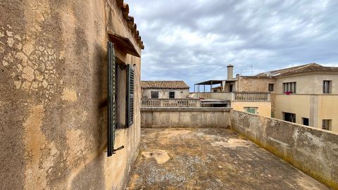 Can you imagine being able to create your own home to your liking and in an incredible location? This town house to be renovated is a magnificent investment opportunity as it is located in the heart of Santanyí, just a few steps from the famous marke...