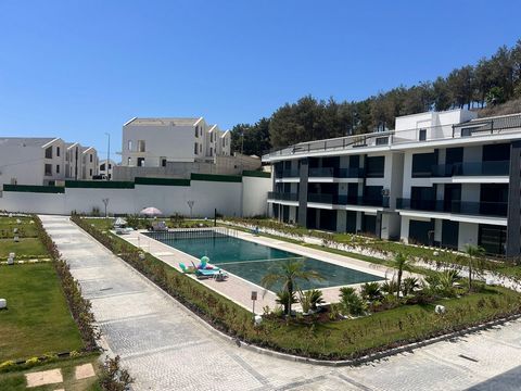 Kusadasi ligt op loopafstand van Güvercinada en de Vrouwenzee Veilig in het complex 2+1 Appartement EIGENSCHAPPEN;   Tussenverdieping   2+1   Groot balkon 2 Badkamers, 2 WC (En-suite badkamer)   Garderobe   Vloerverwarming   Amerikaanse keuken   3-de...