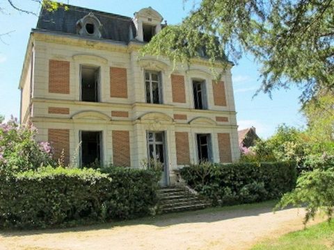 Close to Saint-Aignan-sur-Cher and set in 6000m² grounds, this renovated well-proportioned 6 bed maison de maître (approx. 275m² of living space) has kept its original character with peaceful and comfortable rooms. Large cellar. 2 bed guests house (a...
