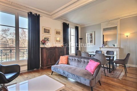 Cet appartement de 70 m², 3 pièces, est situé quai de Grenelle dans le 15ème arrondissement, au 4ème étage d'un immeuble du 19ème siècle et il peut accueillir 3 personnes. Cet appartement est équipé avec : un lave linge, un lave-vaisselle, la télévis...