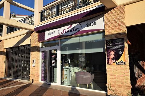 . Commercial unit in La Zenia, Orihuela Costa. Located in an area next to all kinds of services and good access by road. Good option for investment.