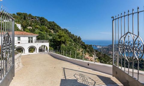 Великолепная вилла с потрясающим видом на залив Сент Тропе, расположена между Ниццей и Монако в местечке Вильфранш сюр мер. Вилла имеет 5 спален в которых могут с комфортом разместиться до 10 гостей, 4 ванные комтаты, гостиную с современной мебелью и...