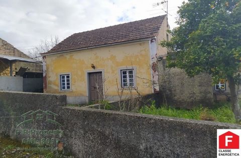 Country house to recover between Tomar and Ferreira do Zezere in Central Portugal This house property with 1,944m2 is composed of a house, annexes and land is located in a small village about 15km from the historic city of Tomar. The house currently ...