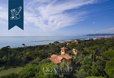 Dans une position exclusive proche de la mer, cette villa historique conçue par le célèbre architecte Cesario Fellini est à vendre à Marina di Massa. Le complexe immobilier est enrichi par un grand parc de pinède et deux dépendances à plusieurs étage...