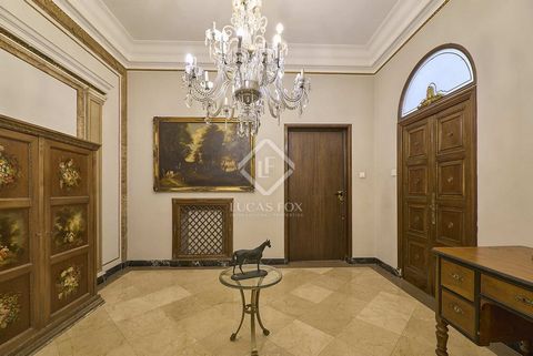 Lucas Fox presenta este piso en alquiler en Valencia, junto a la plaza del Ayuntamiento. Este espectacular piso de 195 m² se sitúa en un edificio histórico. La vivienda está distribuida en un salón-comedor dotado de gran amplitud, una enorme cocina c...