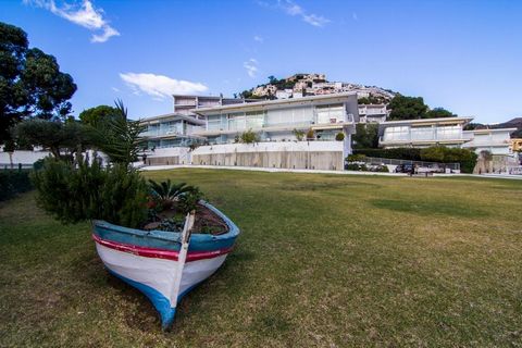 Appartamento situato in una delle zone più idilliache della costa di Girona. Questo appartamento ha una capacità di 4 persone e dispone di una piscina in comune, offre accesso diretto alla spiaggia di Almadraba. Tutti gli appartamenti dispongono di u...