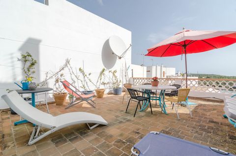 This delightful home, located within Porto Colom's historic district, was once home to a lighthouse keeper and has the capacity to host four individuals. The furnished terrace of 50 m2, located on the second floor, is ideal place to spend pleasant mo...