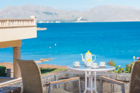 Dit geweldige appartement aan zee in es Barcarés, in het noorden van Alcudia, verwelkomt 6 gasten. Het geweldige uitzicht op de zee omringt het geweldige terras dat perfect is ingericht voor een heerlijk ontbijt en een heerlijke maaltijd in de buiten...