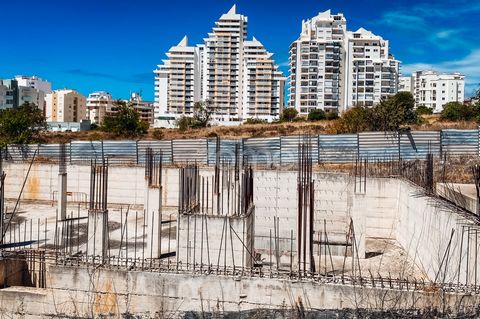 Identificação do imóvel: ZMPT555107 Are you a real estate investor or a builder? We have the right opportunity for you! Land for construction of buildings of 5 or 6 floors, plus a lot dedicated to services, commerce, gardens, and a swimming pool. In ...