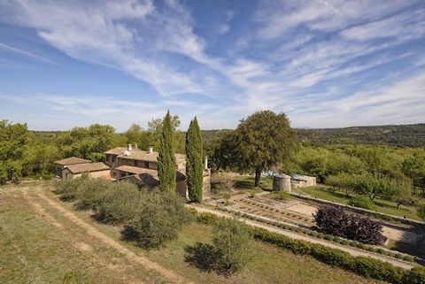 In an idyllic, quiet natural environment near the village of Bonnieux lies this treasure of a stone mas dating from 1836. The house has a total surface of 200m2 and is located in the center of 3.5 hectares of private land with pool, in a truly privil...