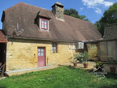 A vendre proche Montignac Lascaux en Dordogne, ensemble immobilier sur 1500 m2 de terrain environ. Cet ensemble en forme de U comprend une maison d'habitation, des dépendances et une maison à restaurer. La maison d'habitation principale de 85 m2 de S...