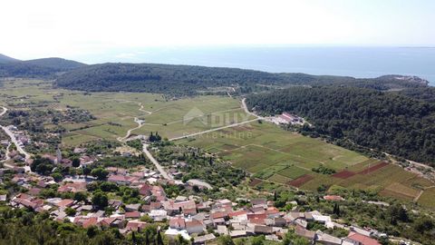 Location: Dubrovačko-neretvanska županija, Korčula, Čara. KORČULA, ČARA- 2 proprietà + terreno 96m2 (parcheggio) Čara è uno degli insediamenti più antichi dell'isola di Korčula. Questo antico villaggio di viticoltori con circa 700 abitanti si trova a...