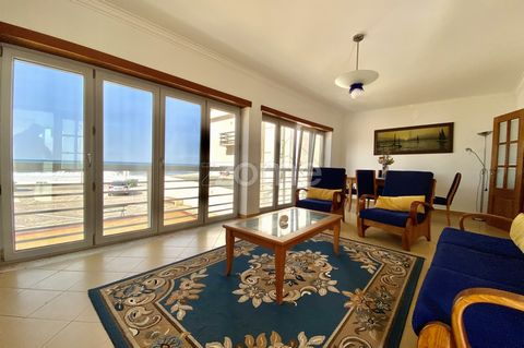 Property ID: ZMPT555554 4 bedroom villa of modern architecture, with garage and two floors, on the beach of Costa de Lavos in front of the sea, with stunning views. The private area, is located on the ground floor and consists of 3 bedrooms, full bat...