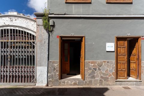 Estamos encantados de presentarle esta espectacular oficina (apta para la RIC) ubicada en la calle Viana de La Laguna, en una de las zonas más cotizadas de la ciudad. Con 83 metros, esta propiedad dividida con pladur en cuatro estancias, que están co...