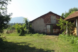 Price: €33.500,00 District: Vratsa Category: House Area: 723 sq.m. Plot Size: 4800 sq.m. Bedrooms: 2 Bathrooms: 1 Location: Countryside Spacious rural property with a big covered area and vast plot of land suitable for an industrial facility, small f...