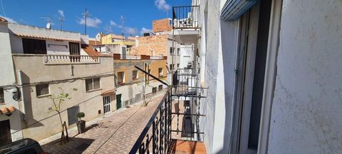 In the heart of the fishing village of Ametlla de Mar 500 m from Alghero Beach we sell a typical fishing house much sought after in this area ideal for restoring to the taste and size of the client The property consists of 81 m2 built distributed in ...