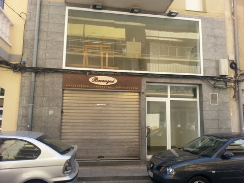 In the heart of the fishing village of Ametlla de Mar we sell a big commercial premises of 214 M2 located in the old case of the town distributed in the basement ground floor mezzanine and terrace of 30 M2 It has preinstallation for elevator Located ...
