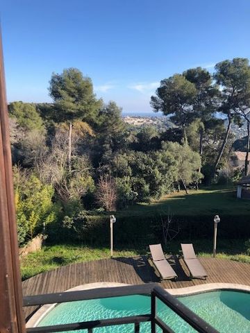 On the residential heights of Saint-Paul-de-Vence, house in perfect condition presented on two independent levels, each comprising a living room, an equipped kitchen, two bedrooms, a bathroom/shower room, two shower rooms, two toilets , large terrace...