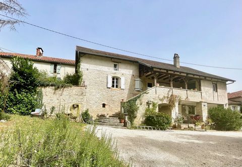Looking for a dream home ? This charming house of 210m2 of living space made up of 6 rooms is now available for purchase! Located in a peaceful and sought-after area between Cahors and Saint Cirq Lapopie, this house offers everything you could wish f...