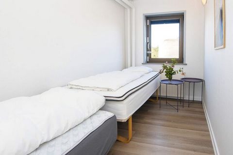 Ferienapartment mitten in Vedersø Klit, in der Nähe der Nordseeküste und der Dünengebiete. Die Wohnung verfügt über zwei Zimmer, eines davon mit zwei Einzelbetten, die zu einem Doppelbett zusammengestellt werden können. Im zweiten Zimmer steht ein Do...