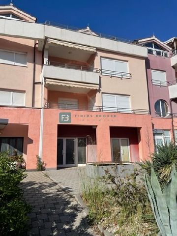 Location: Šibensko-kninska županija, Vodice, Vodice. VODICE - Business premises for sale, surface area 98.46 m2, in the immediate vicinity of the city center, elementary school and kindergarten. It is located in an excellent location, next to the mai...