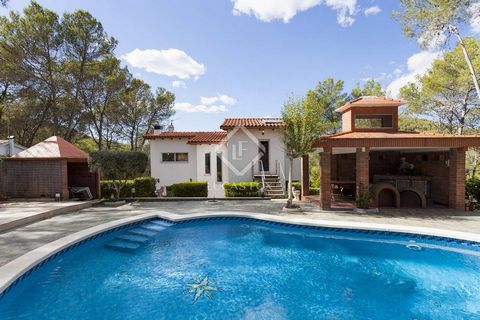 This excellent family home is located in the peaceful area of Mas Mestre with a communal pool and many international families, just 10 minutes' drive from Sitges. It is built on different levels with a large pool area and outdoor bar, offering attrac...