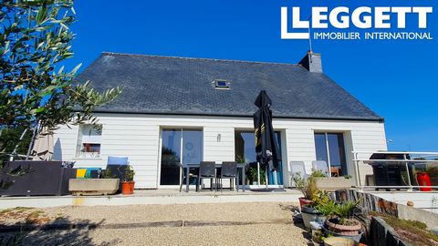 A24444DEM22 - This light, spacious and smartly decorated five bedroom family home is located in a quiet quarter of the village of Hemonstoir. A convenient 10 minute drive from central Loudéac, and 20 from Pontivy with easy access to the major roads o...