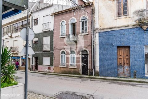 Building in total property in the center of Soure. With two entrances, main entrance facing the main street of Soure, rear entrance and access to the garage, on the parallel street. Composed of 3 floors and garage, and the first floor and second floo...