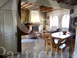 In the center of Milly la forêt, renovated charming house of 180 m2 with 7 rooms on a plot of 418 m2. A main house of about 125 m2 includes an entrance, a living room with fireplace and an open kitchen. On the 1st floor, a hallway leads to 3 bedrooms...