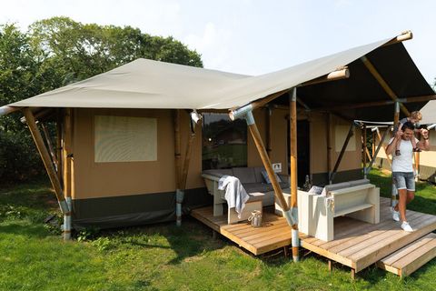 Kamperen kan tegenwoordig ook in luxe! De safaritenten op dit gezellige vakantiepark zijn voorzien van een hoogwaardige inrichting en eigen sanitair. Hierdoor ontstaat een unieke combinatie van comfort zonder daarbij het avontuurlijke te moeten misse...