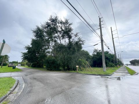 Many options for this 0.71 acres of mixed use property with about 100' frontage on S Jog Rd south of 10th Ave north near the Skateway. 3 single family homes on similar size platte located across the street on 33rd, and large tract of Mixed Use proper...