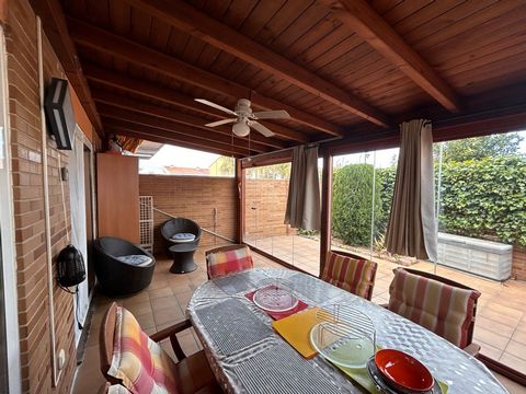 Semi-detached house in the area of Jardines de Vilafortuny in Cambrils. The house is divided into 4 bedrooms (one on the ground floor), toilet and two bathrooms, fully equipped kitchen, 2 terraces, wine cellar and garage for two cars, with storage ar...