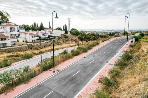 This land for sale with sea views and with an execution project (and building permit requested from the town hall) on Carretera de Mijas (low). It is a unique opportunity to build the house of your dreams. With a 420sqm plot, this land offers ample s...