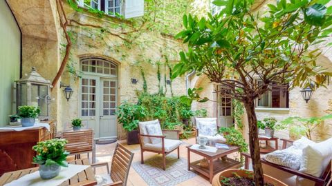 Lively small town with bars, restaurants, primary and secondary schools, 20 minutes from Beziers, 20 minutes from the coast. Superb traditional mansion in the heart of the town in a very quiet street, offering a total surface of about 600 m2 of which...