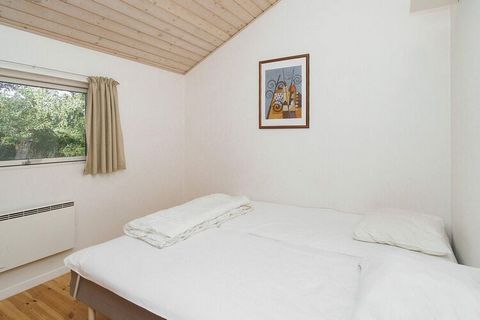 Auf Reersø finden Sie dieses gut ausgestattete Ferienhaus mit Whirlpool und Sauna für erholsame Stunden. Im Haus ein Schlafzimmer mit einem Doppelbett (180x200 cm), dazu zwei Zimmer mit je zwei Einzelbetten und außerdem eine Schlafnische mit einem Do...