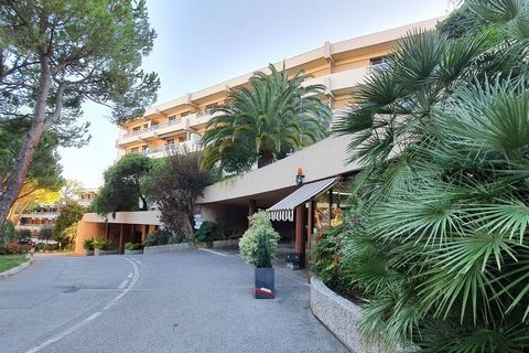 Dit luxe appartement ligt in een woonwijk in Nice, dicht bij het strand. Het is voorzien van een gedeeld zwembad en er zijn 4 slaapplekken dankzij 1 slaapkamer en een slaapbank voor 2 personen in de woonkamer. Ideaal voor een gezin of 2 stellen. Spen...