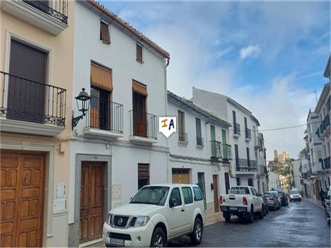 Gelegen in de gewilde stad Luque in de provincie Cordoba in Andalusië, Spanje, ligt dit 383m2 grote herenhuis met 3 slaapkamers en 2 badkamers, een grote garage, een terras en veel opslagruimte. Gelegen aan een brede vlakke straat met parkeergelegenh...