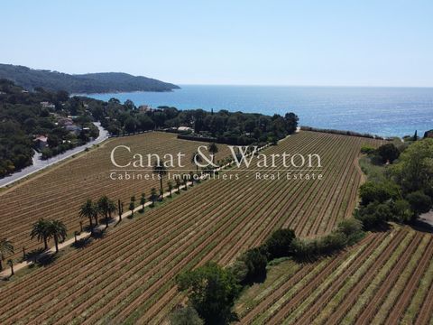 EXCLUSIVITY BY CANAT & WARTON Gulf of Saint Tropez. In GIGARO, close to the beach, character villa of about 200 m2 on a flat plot of 4,200 m2 with a building permit purged to build a 2nd luxury villa with a swimming pool. Exceptional location. File o...