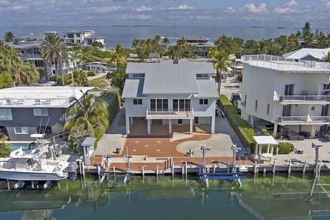 Ready to relax and enjoy the laid back lifestyle of the Florida Keys? This Islamorada canalfront home offers not only 65 ft. of deep water dockage, but rare access to one of the only wade-in bayfront beaches in the Keys! The desirable Port Antigua ne...