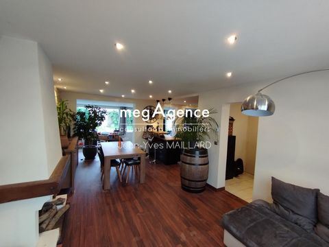 Megagence presents this town house of 95 m² of living space, built on 217 m². It consists, on the ground floor, of a living/dining room of 23 m², a fully equipped open kitchen and a heated veranda of 17 m². Upstairs, you will enjoy three beautiful be...