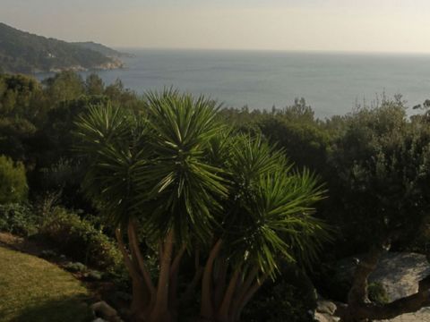 St Tropez villa rental. Beautiful villa in an exceptional environment with magnificent views of the sea. Located in the municipality of Ramatuelle south of Quessine, this house has all the amenities. 2 suites with bathroom and a bedroom with bunk bed...