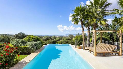 Elegante villa de lujo con un amplio solar y maravillosas vistas a la bahía de Palma. La lujosa propiedad está situada en un solar de aprox. 8.257 m2 y tiene una superficie construida de aprox. 496 m2.  Rodeada de hermosa naturaleza, aquí podrá disfr...